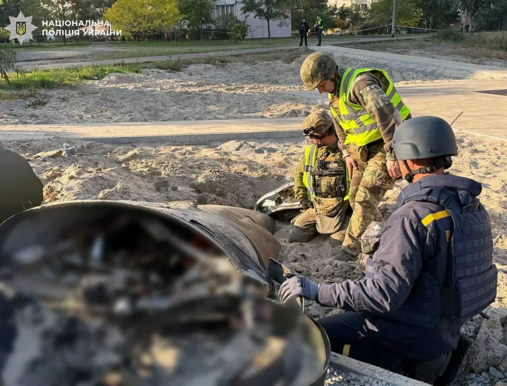 У Києві вилучили та перевезли для ліквідації російську балістичну ракету (відео) У Києві вилучили та перевезли для ліквідації російську балістичну ракету (відео)