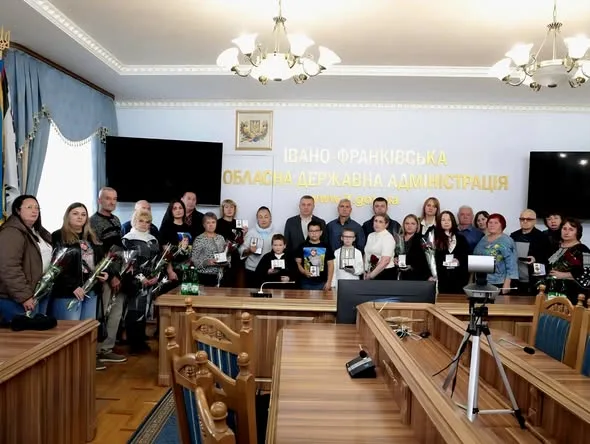 На Прикарпатті рідним полеглих захисників України вручили посмертні нагороди (ФОТО)