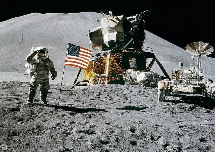 Ученые призвали NASA доставить с Луны 50-летние отходы экипажа миссии "Аполлон-15"