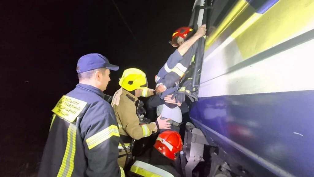 На станції Підзамче зіткнулися два потяги: є постраждалі (доповнено) - 1