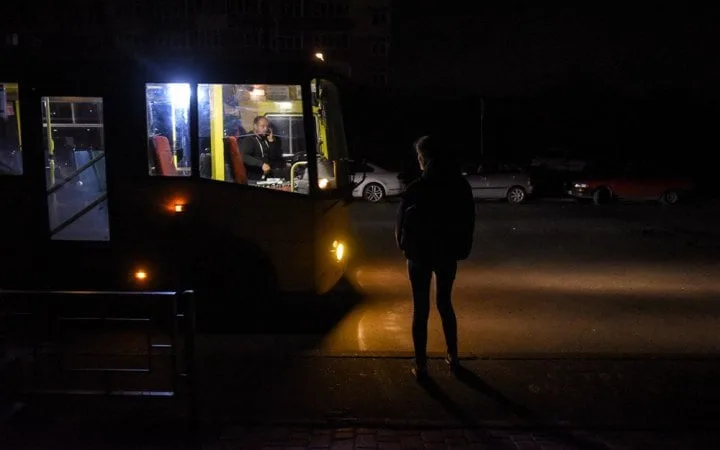 У трьох районах Києва через брак електронапруги призупинили громадський транспорт