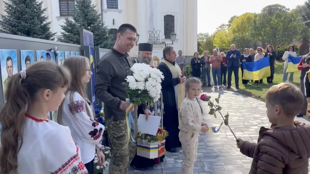 З полону — додому: у Городенці Роман Заліщук зняв свою світлину з Алеї Віри та Надії