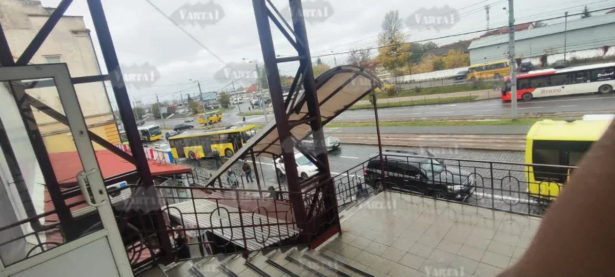 У Львові тролейбус не розминувся із автомобілем