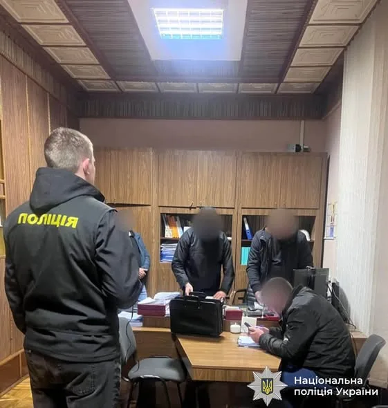 Фіктивне працевлаштування на «Укрзалізниці»: поліцейські Прикарпаття викрили організовану групу, яка завдала майже 1,4 млн грн збитків
