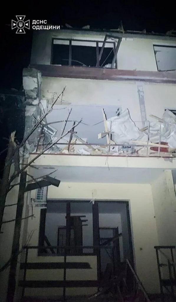 Пошкоджений фасад і балкони двоповерхової будівлі