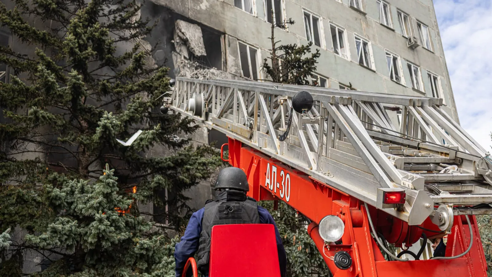 Удар по медзакладу в Харкові: 5 постраждалих, серед них рятувальник