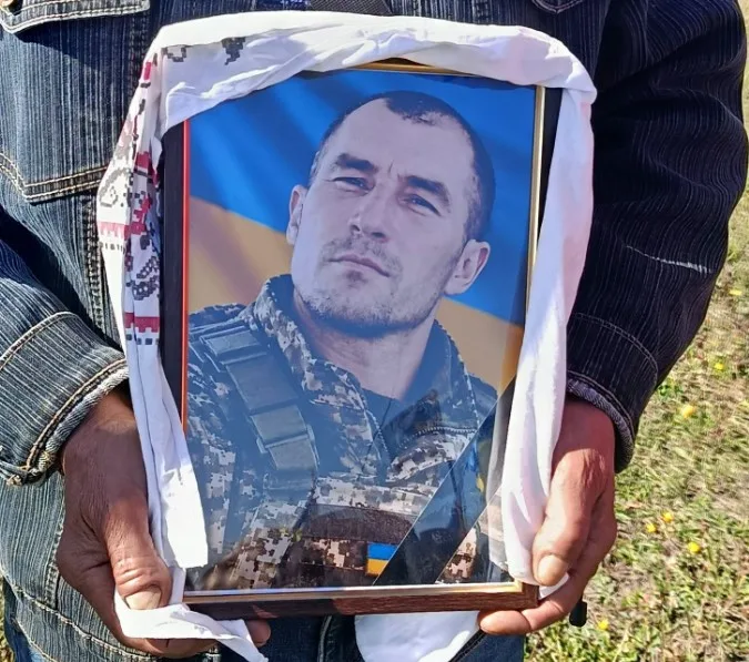 У Бурині попрощалися із захисником Володимиром Івашкіним