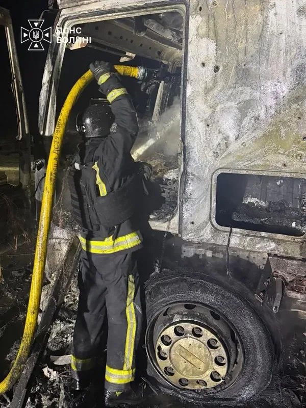 Під загрозою повторних ударів: рятувальники приборкали пожежі після обстрілів Волині (фото)