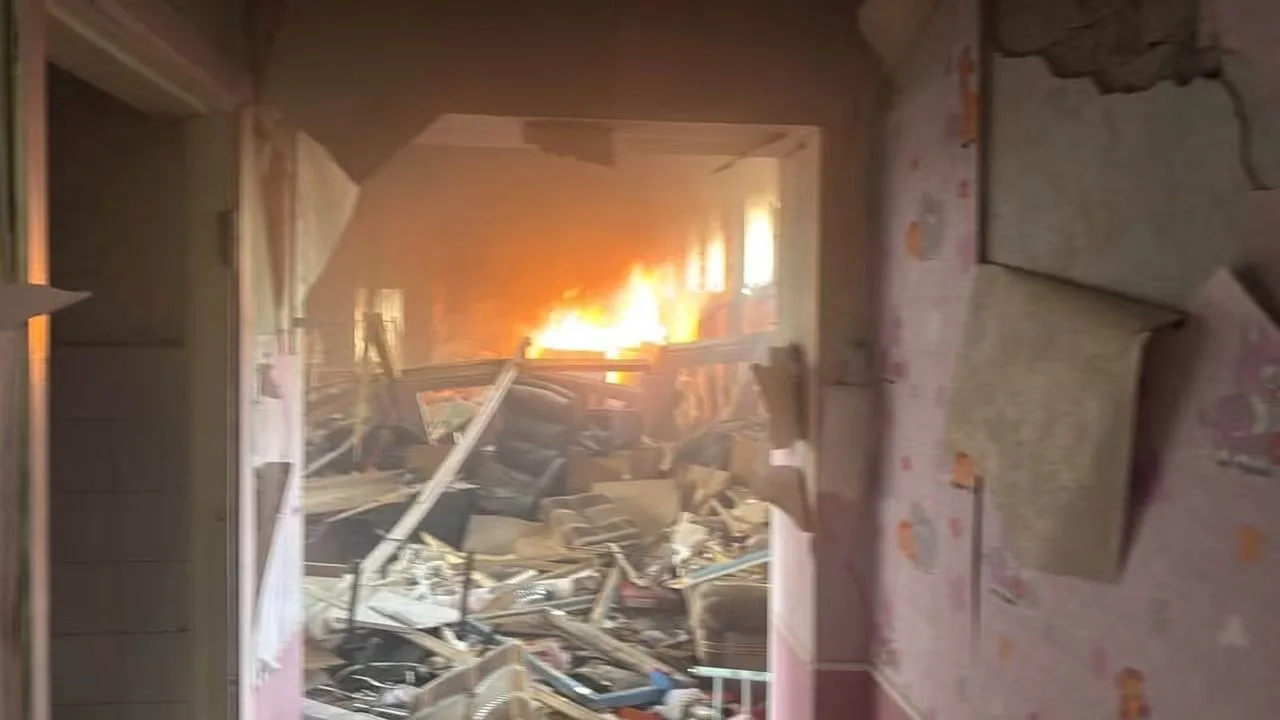 Росіяни поцілили в Словʼянську в будівлю з "пунктом незламності": є поранені