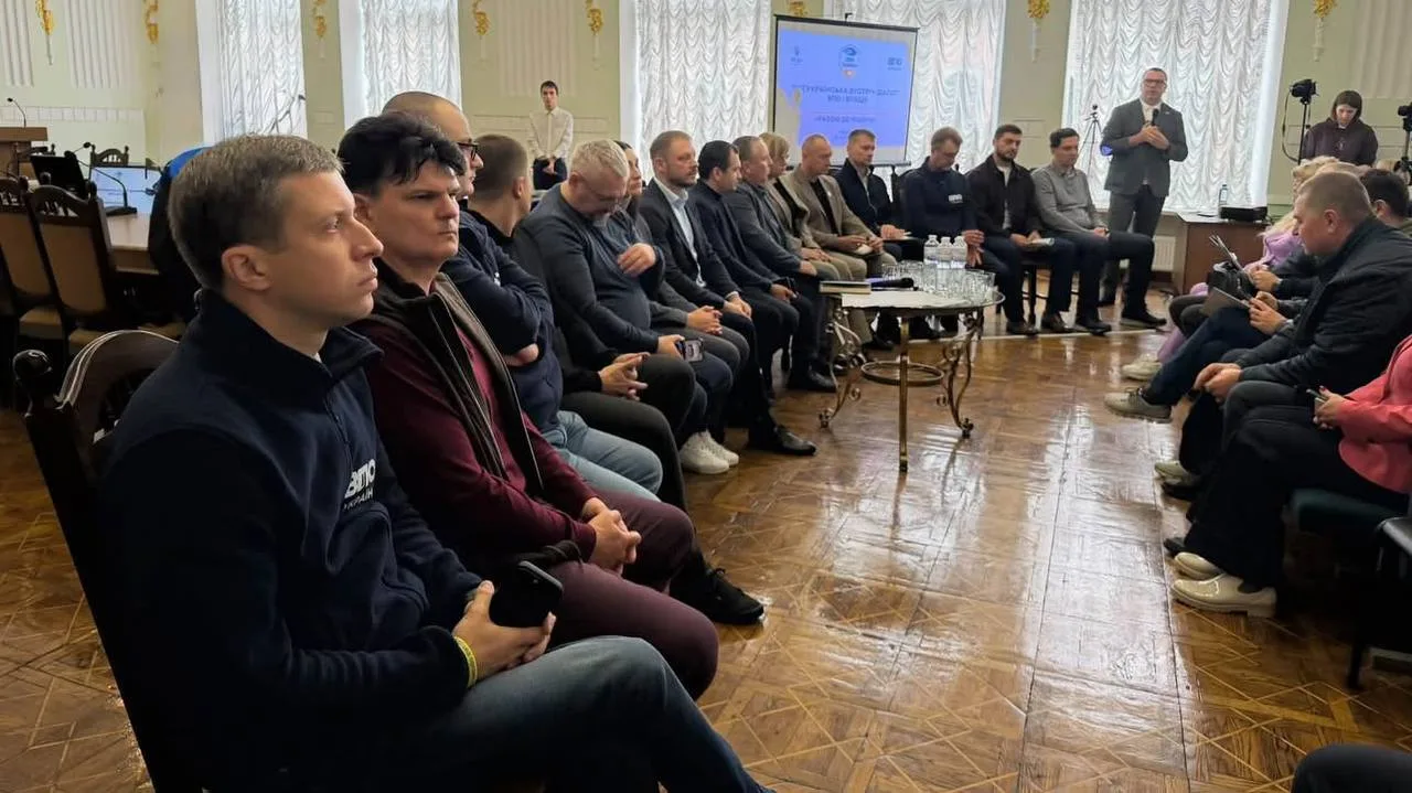 Податки, державна підтримка та компенсації за землю: ВАР окреслила пріоритети на зустрічі ВПО та влади в Умані