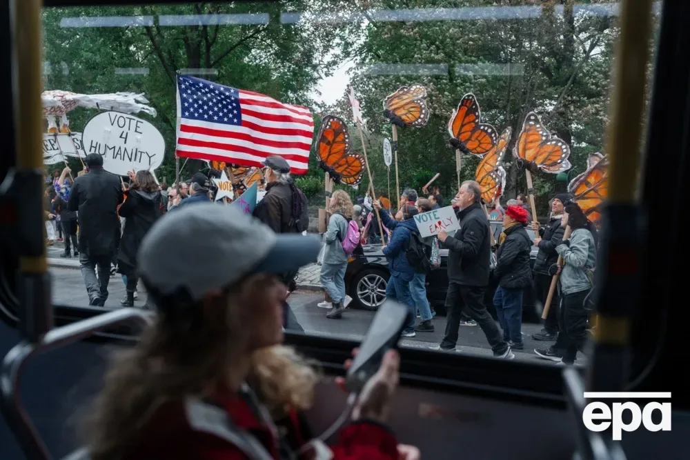 ''Ні королям''. У США відбулися мітинги проти Трампа, учасників закликали голосувати достроково