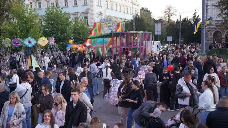(ФОТО) Близько 25 тисяч чернівчан та гостей Чернівців об'єднав концерт до дня міста