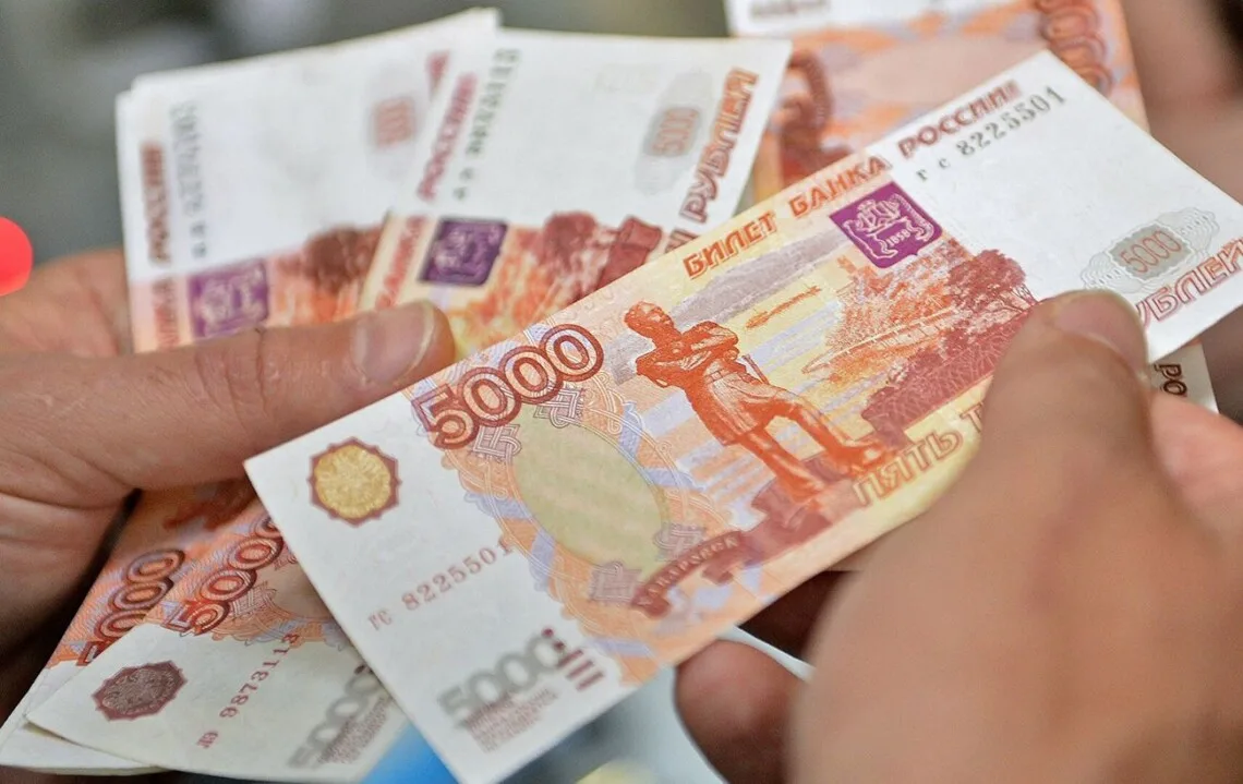 Бізнес у РФ масово урізає виплати працівникам через фінансові проблеми