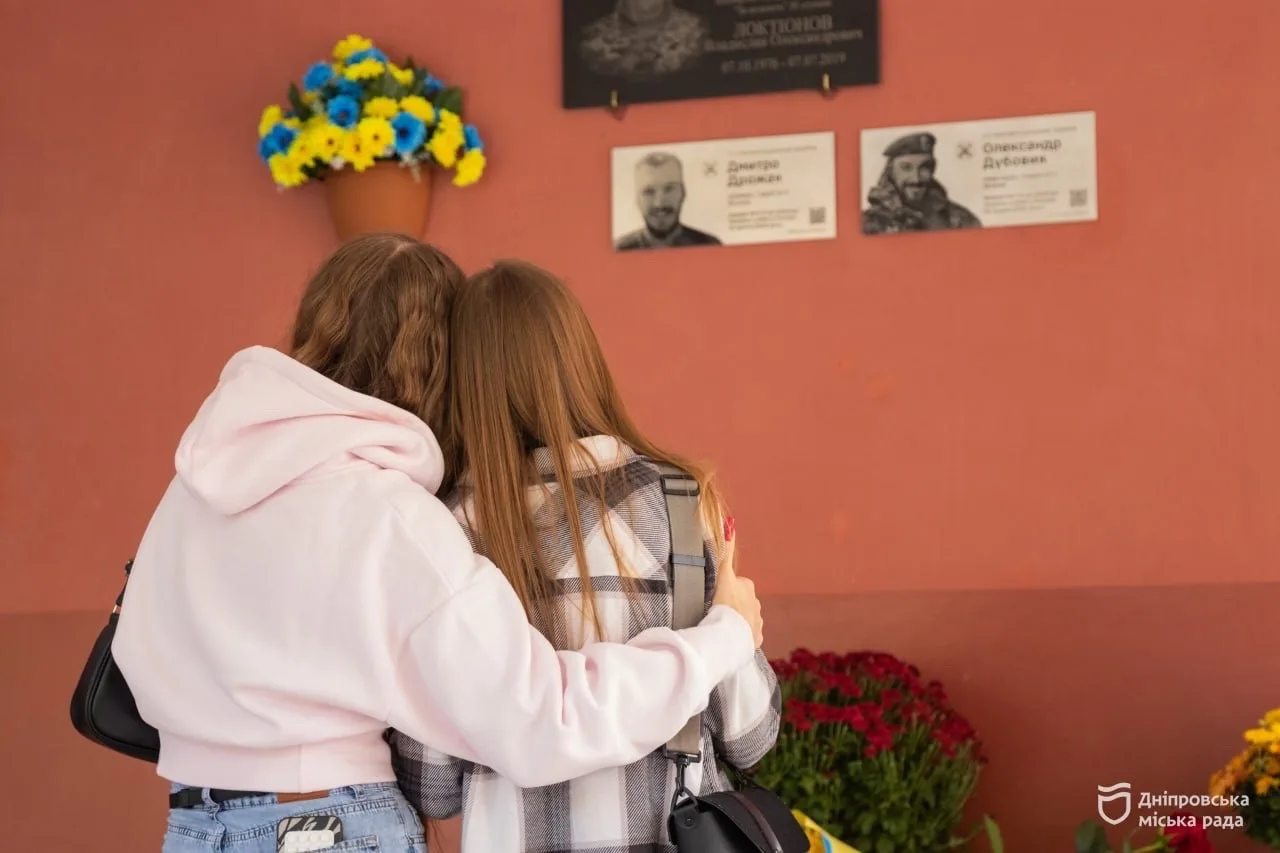 У Дніпрі на фасаді гімназії № 25 відкрили меморіальну дошку на честь загиблого захисника Олександра Дубовика - 08.10.2026
