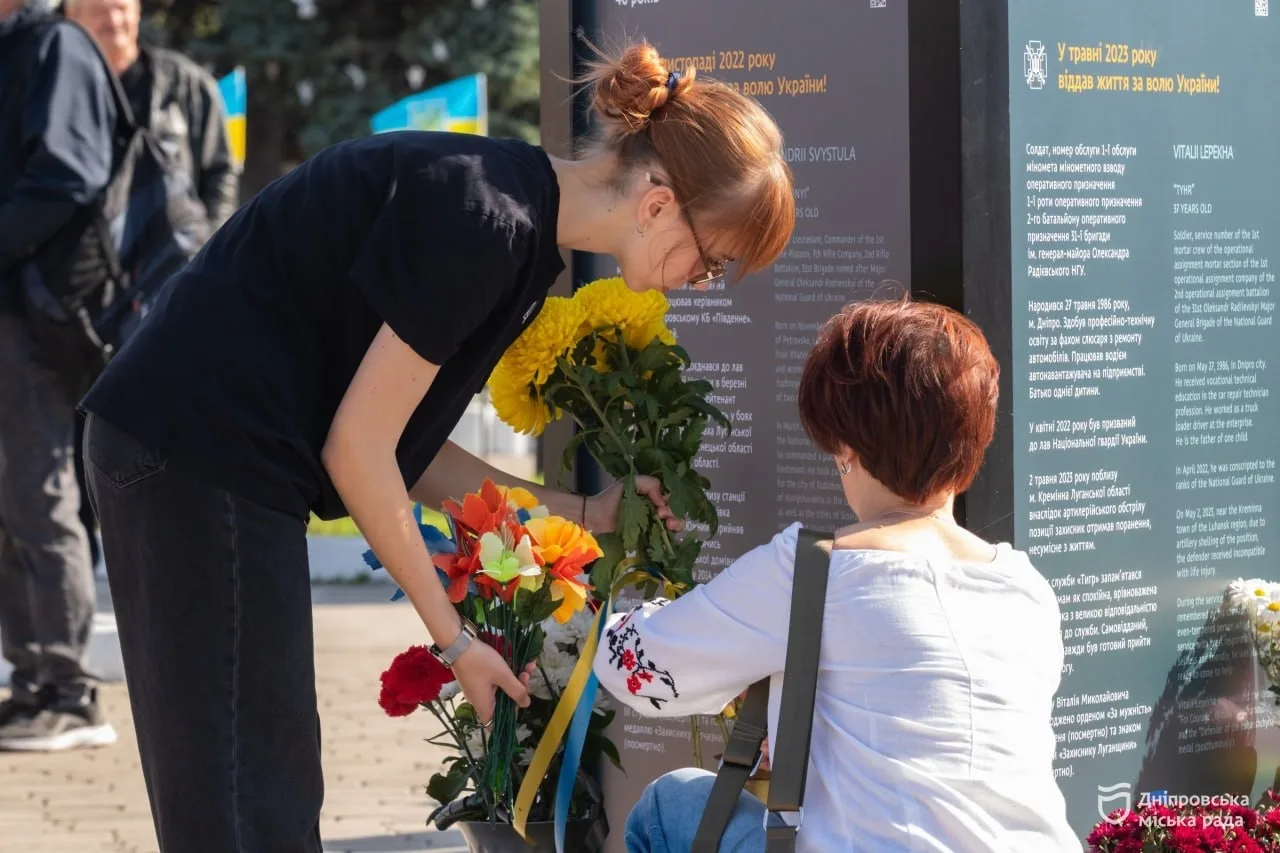 Дніпро вшановує полеглих захисників: у Новокодацькому районі на Алеї пам’яті відкрили нову частину проєкту «Історії Героїв» - 09.10.2026