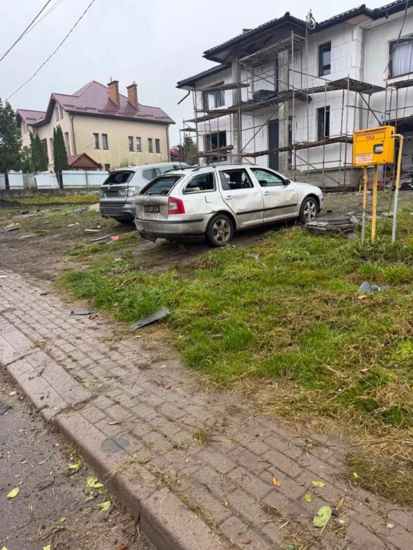 Наслідки падіння дрона у Зубрі біля Львова