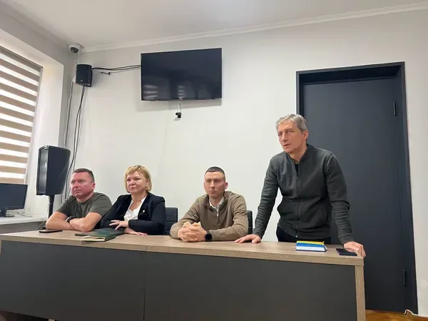 «Не наражайте людей на ризик»: у Ковелі водіїв вантажівок закликали не паркуватися біля будинків і шкіл