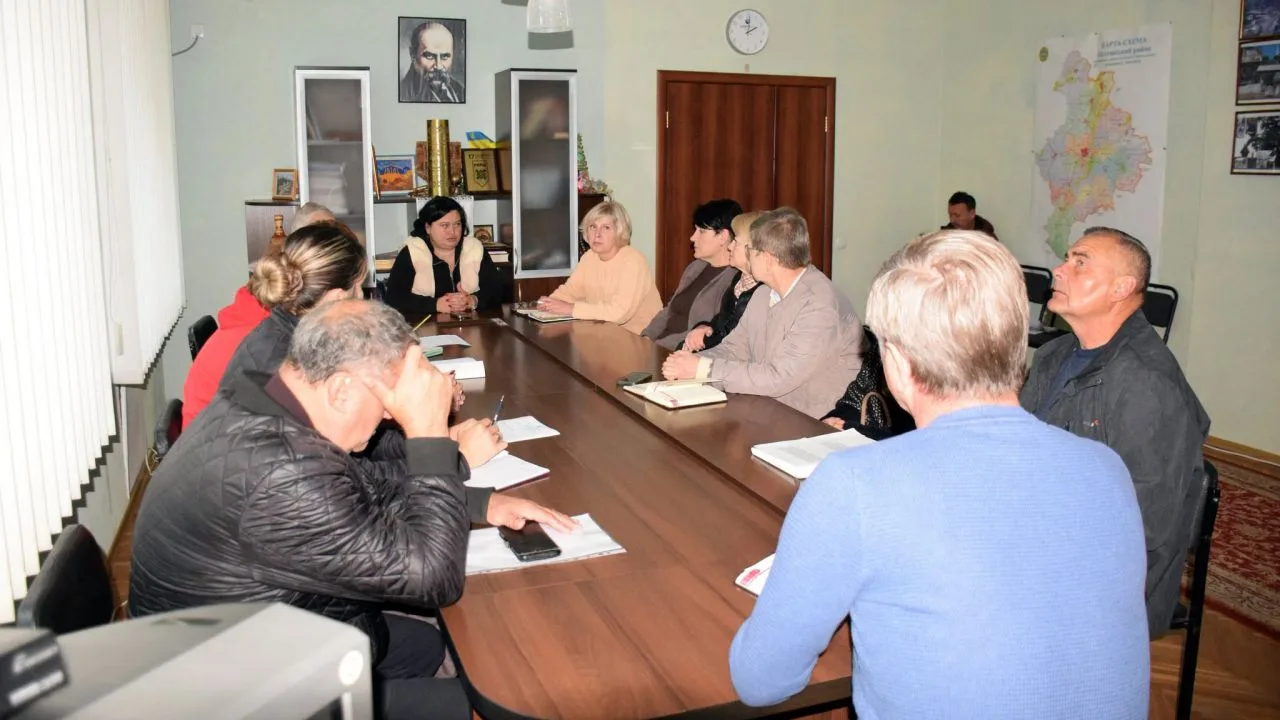 Шкільне укриття та сонячні панелі для водонапірних башт