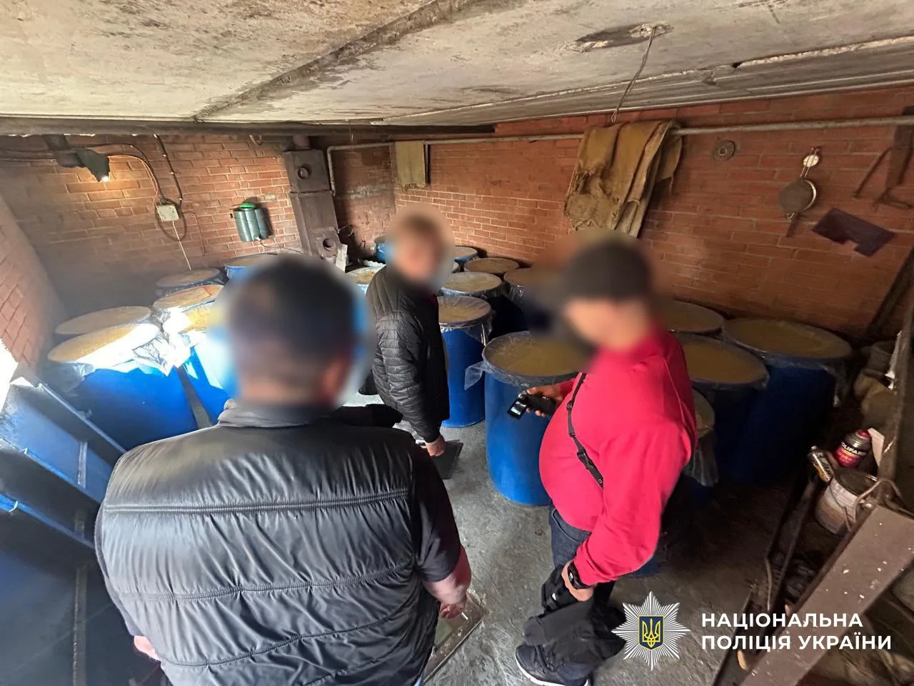 Поліція Сумщини накрила два підпільні виробництва та мережу збуту алкоголю на 5 млн грн