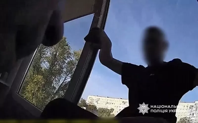 У Тернополі чоловік хотів стрибнути з сьомого поверху