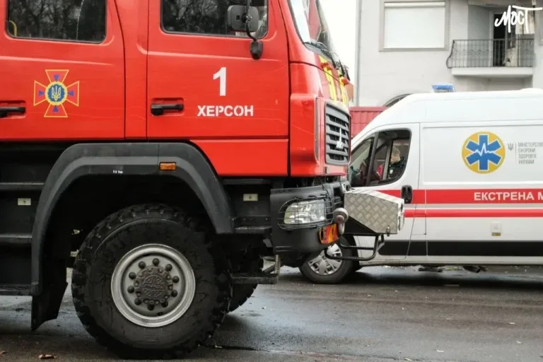 У Херсоні російський БпЛА атакував службовий медичний автомобіль
