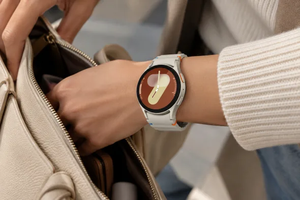 Samsung Galaxy Watch 7 допоможе побачити важливе сповіщення, перевірити розклад і відповісти на дзвінок