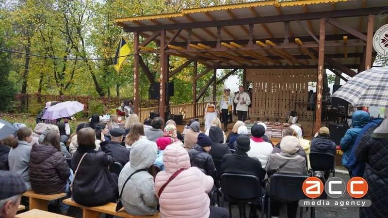 У Чернівцях на височині відкрили мистецький простір із різьбленим ґанком