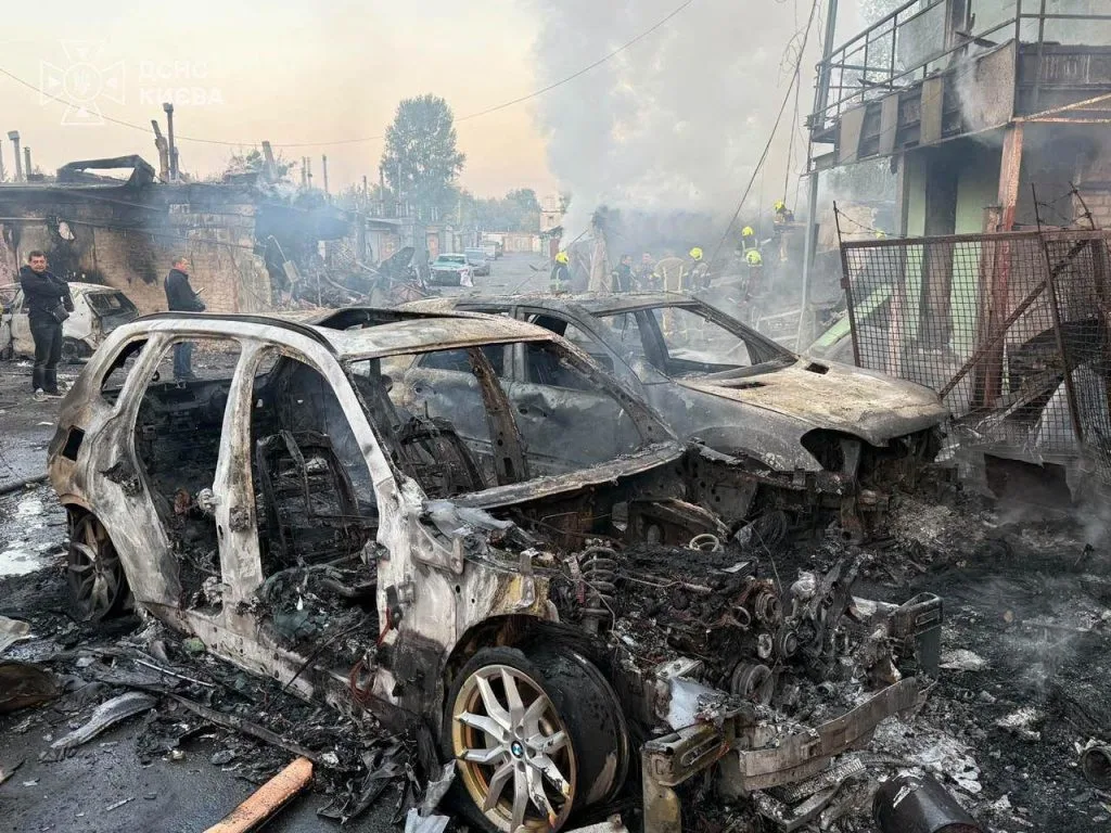 Балістична атака на Київ: вбито дві людини, наслідки фіксують у трьох районах