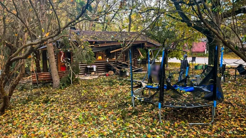 Немовля загинуло унаслідок російського удару по людному парку на Харківщині 