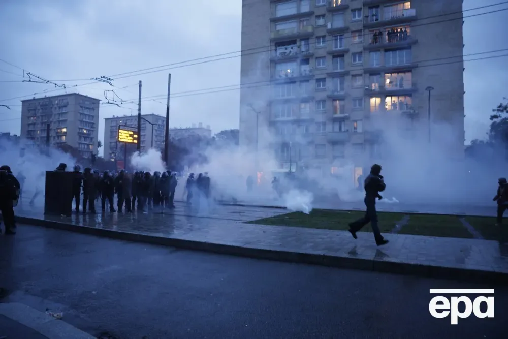 ''Макрон – у відставку'', ''Ле Пен – до в'язниці!'' У Франції відбулися нові протести, майже 1 тис. затриманих. Фото