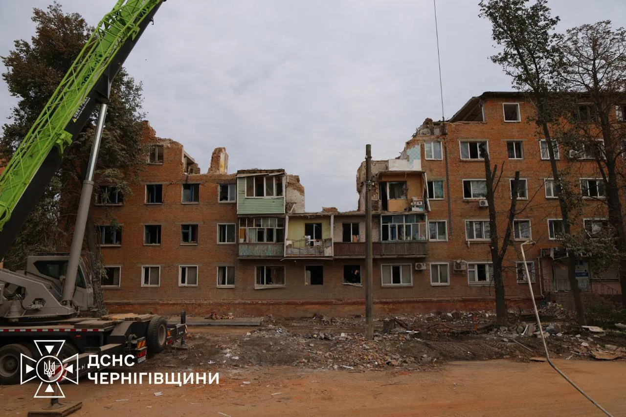 ''Мама накрила собою''. Що з дівчинкою, яку рятувальник виніс на руках із зруйнованого будинку в Прилуках