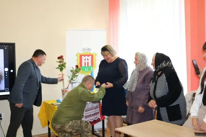 На Волині родині загиблого Героя вручили посмертну нагороду, а сестрі захисника – відзнаку за поранення (фото)
