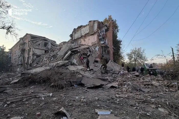 Ракета влучила у п'ятиповерхівку в Прилуках, людей дістають з-під завалів (відео)