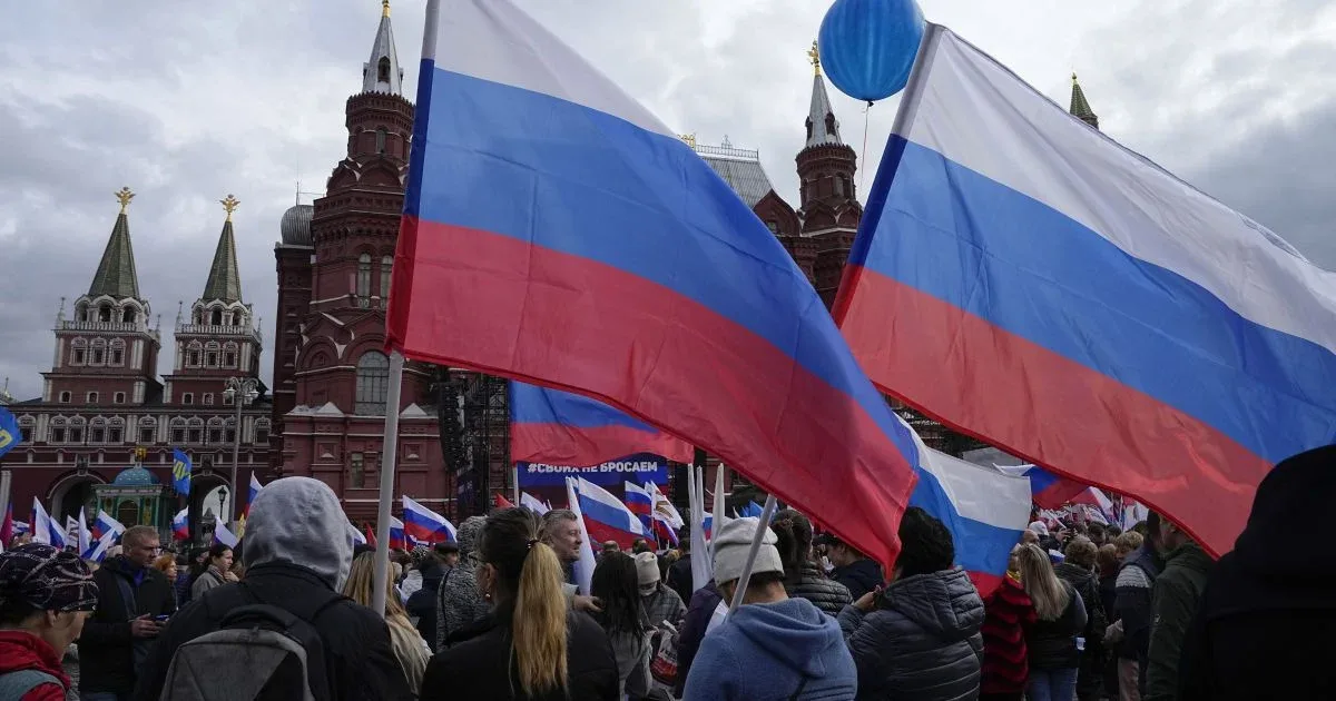 Прапори «днр» під посольством США: росія готує постановочні мітинги проти допомоги Україні