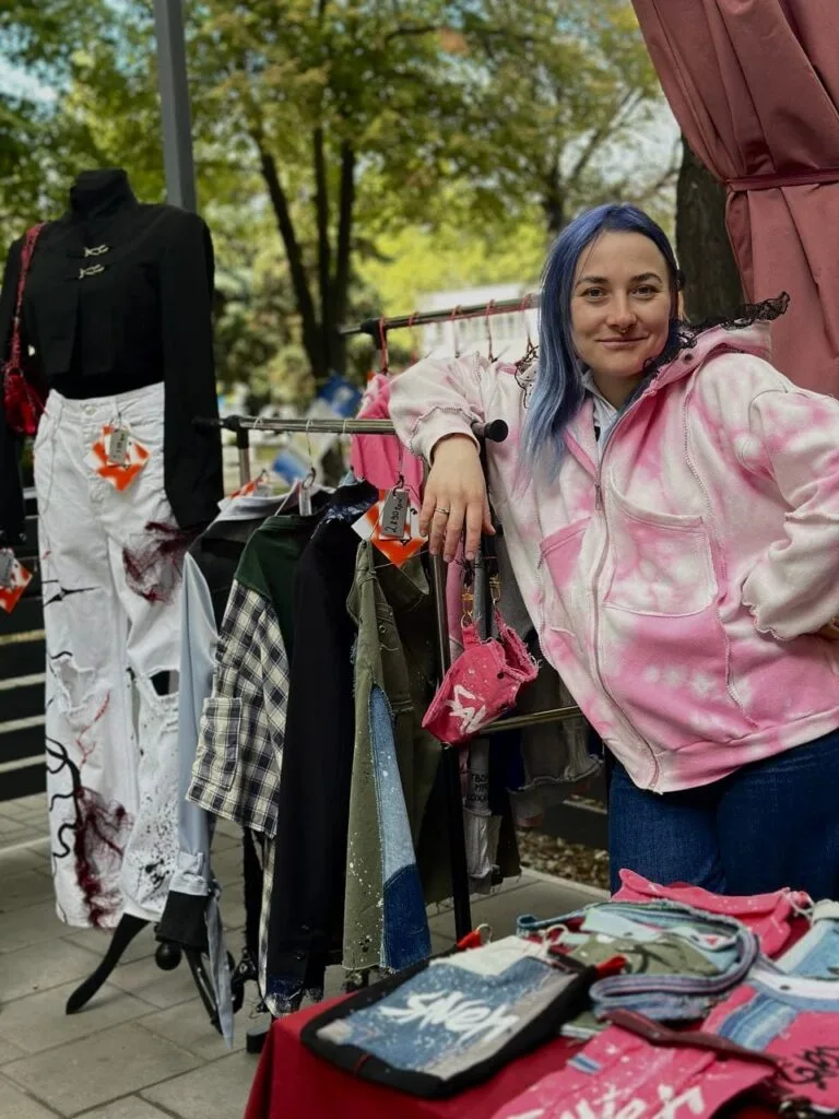 Запоріжанка Карина Буряк, яка займається пошиттям та художнім розписом одягу.