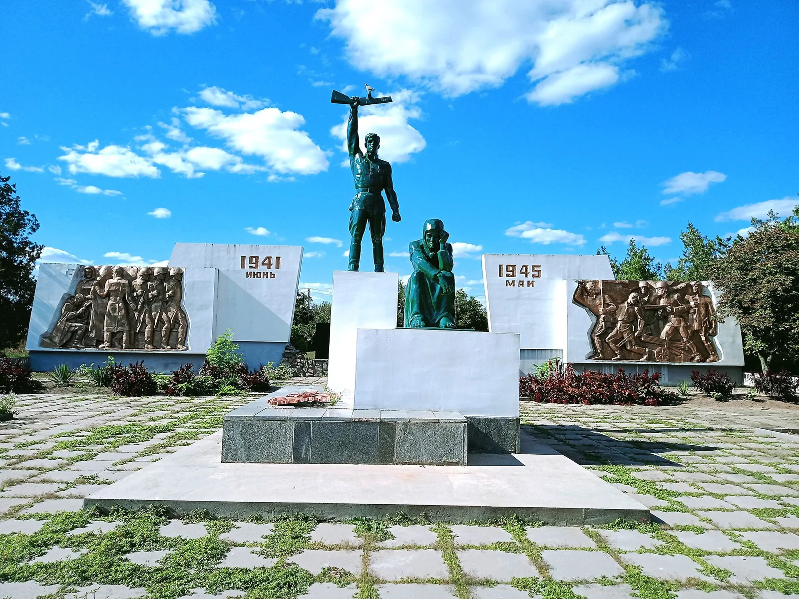 На пам’ятниках дерусифікують написи та приберуть зірки: у Татарбунарській громаді готують очищення символіки Другої світової війни