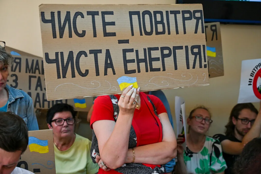 Активісти виступають за вітрові електростанції в Карпатах під час судового засідання