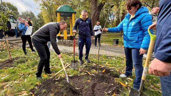 У Володимирі олімпійські спортсмени створили алею пам’яті полеглих Захисників (фото)