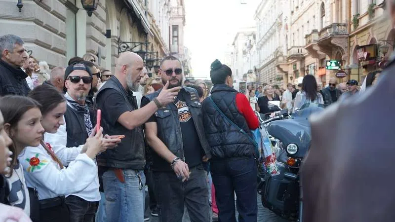 У Чернівцях влаштували байк-шоу з показом весільних суконь: фата, шкіряні куртки та рев моторів