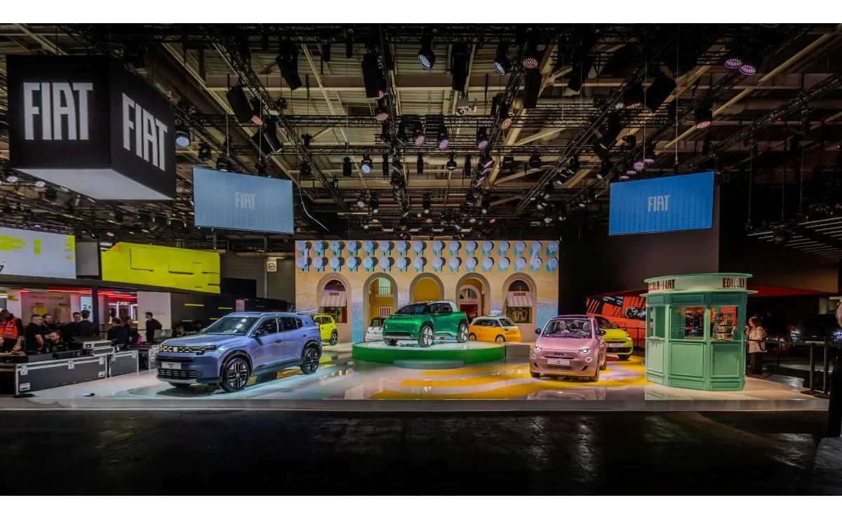 FIAT показала сучасну «італійську площу» та низку новинок у Парижі