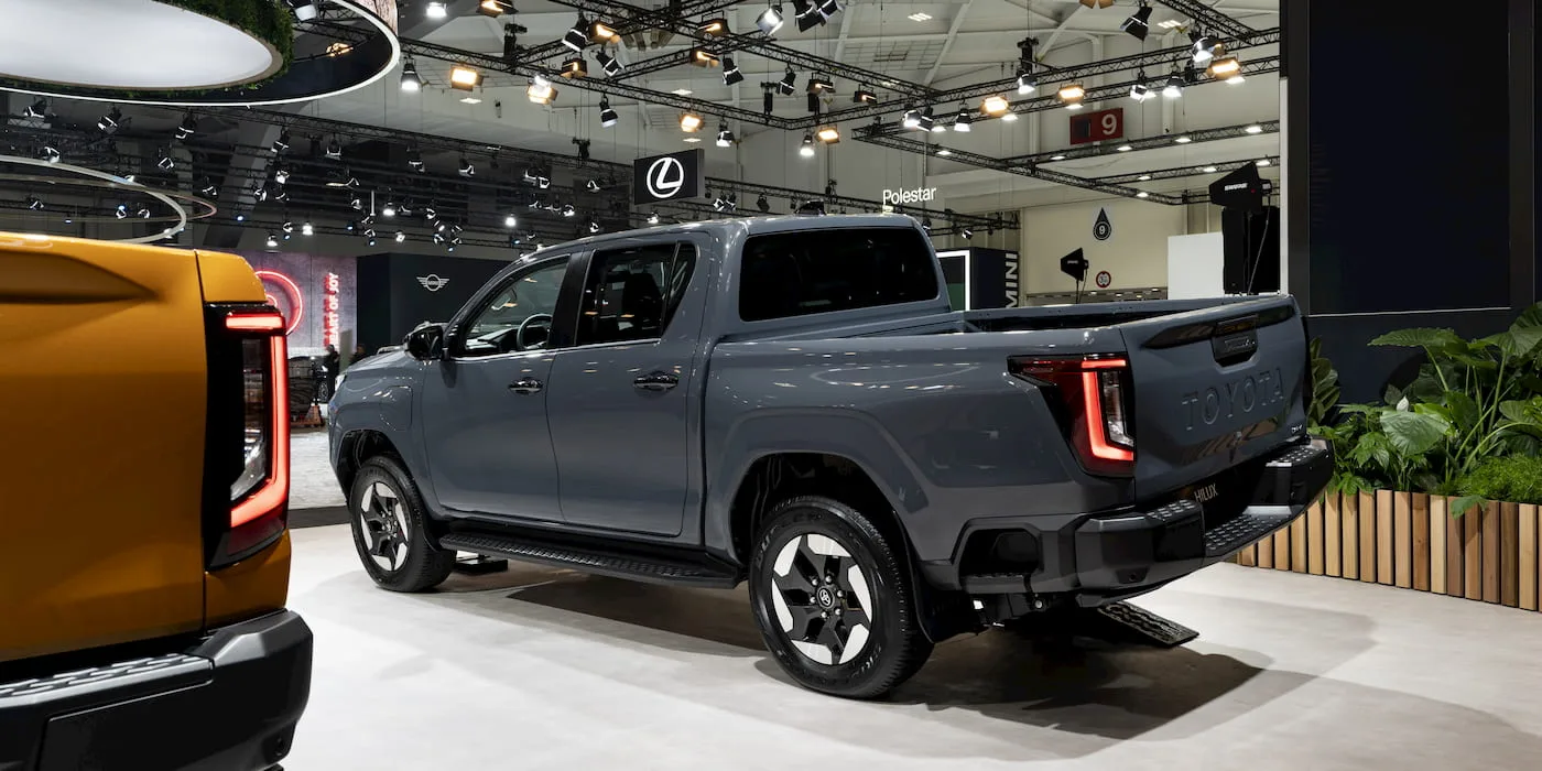 Hilux BEV на автосалоне, вид сзади