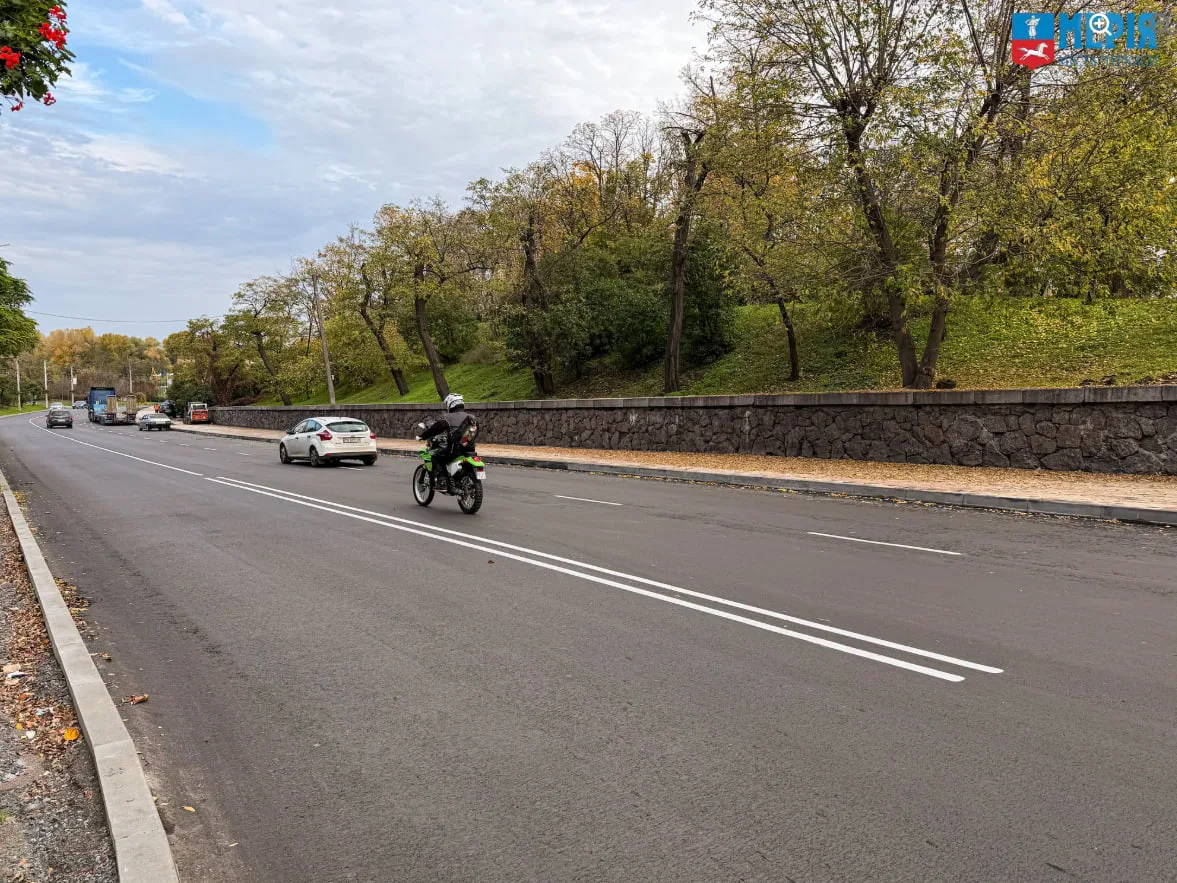 На Замковому узвозі в Черкасах після ремонту нанесли дорожню розмітку