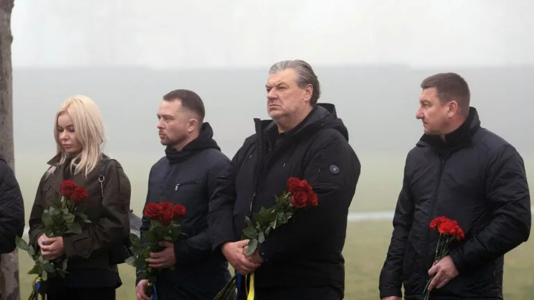Почесна варта на меморіальному кладовищі