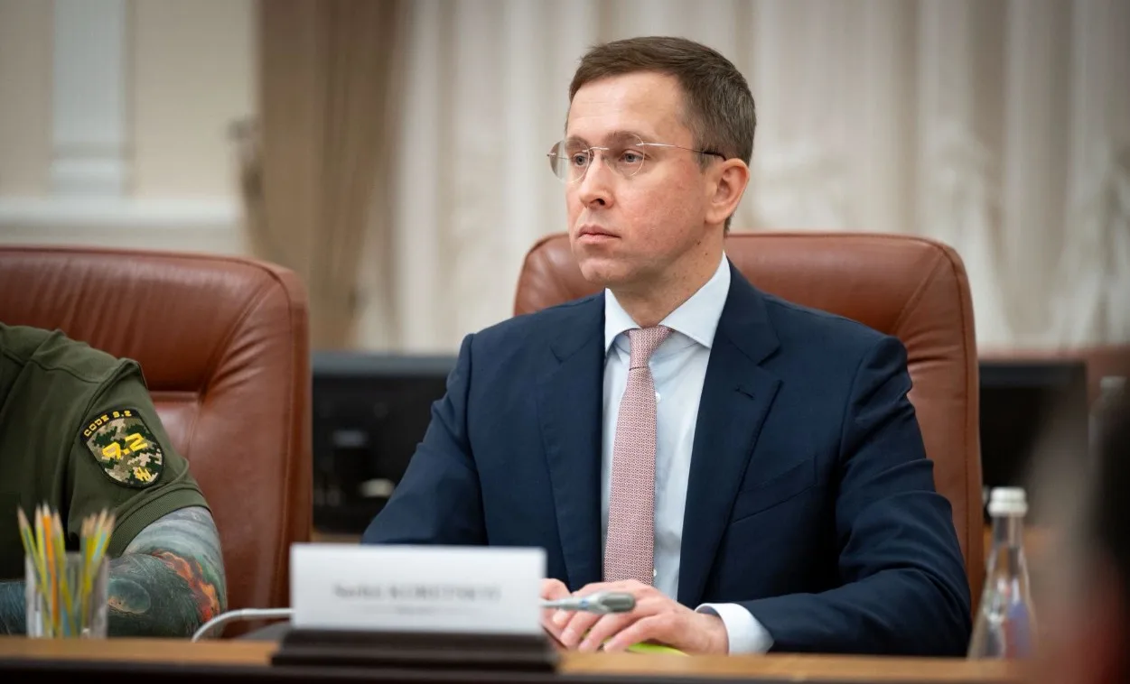 Правительство выставляет на продажу два украинских банка: что станет с государственными деньгами