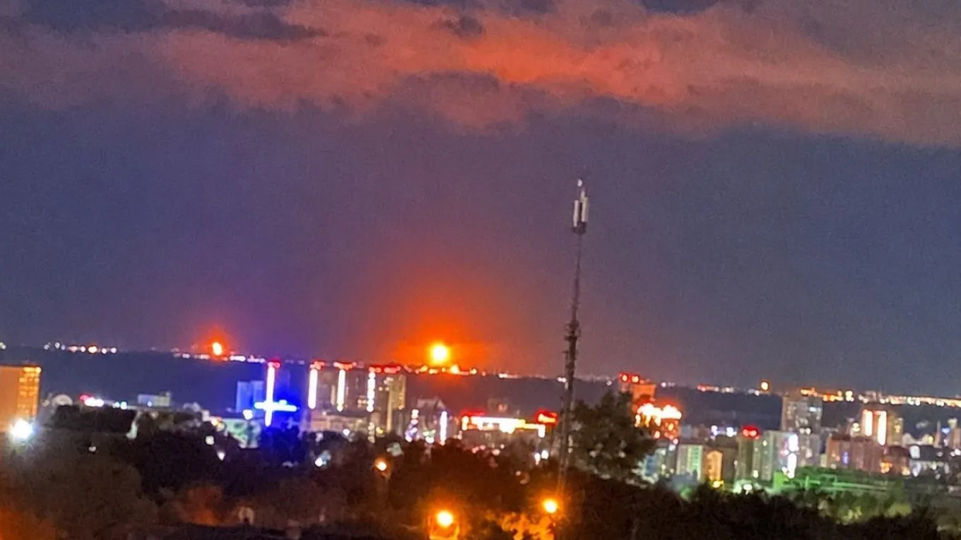 У Волгограді після масованої атаки дронів спалахнула пожежа в районі НПЗ та хімзаводу