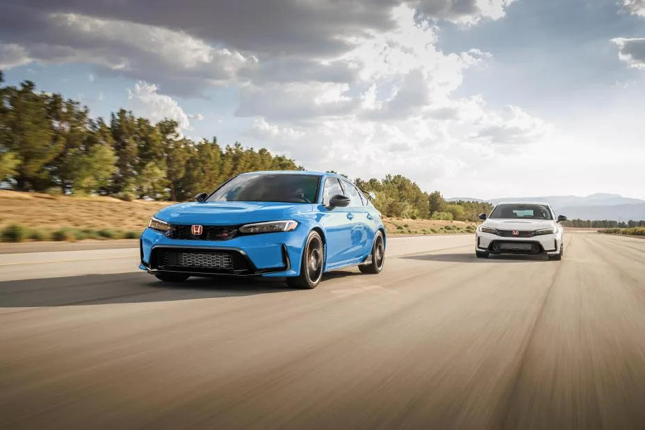 Два Civic Type R разных цветов на дороге