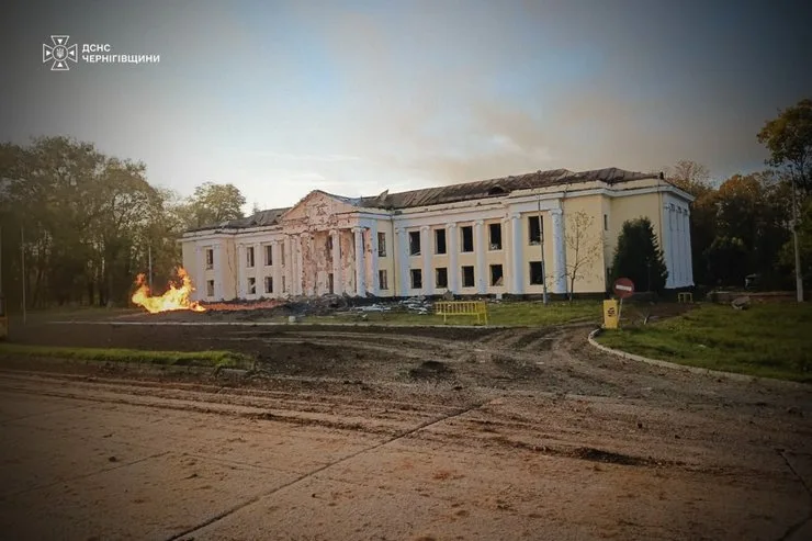 фото пожара перед зданием Центра детского творчества (ЦТДЮ), 7 октября
