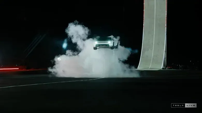 Tesla показала спорткар, який може стрибати завдяки двигунам SpaceX
