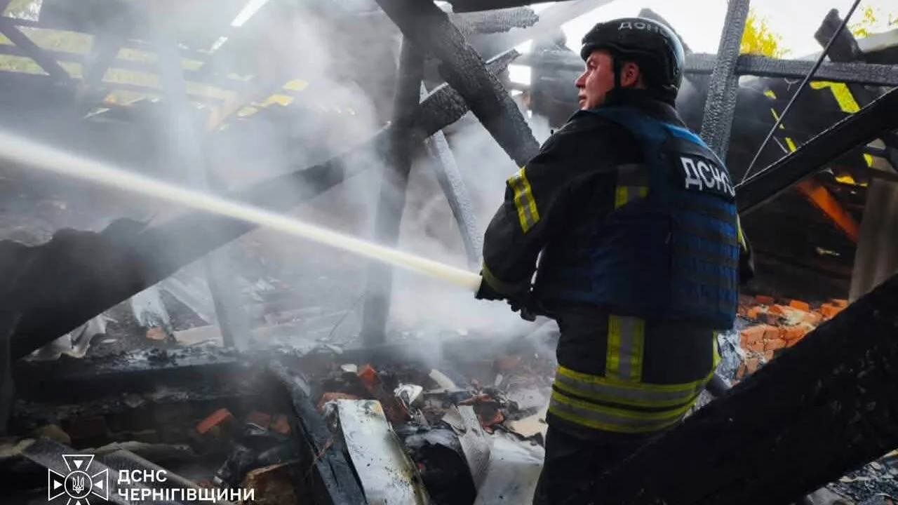 Пошкоджено адмінбудівлі, сільгосппідприємство і житло: нові атаки на Сновськ