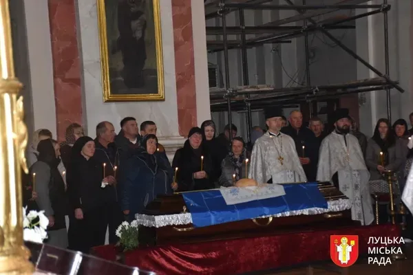 «Віддавав військовим власне взуття»: у Луцьку попрощалися з волонтером та воїном Володимиром Тарановичем (фото)